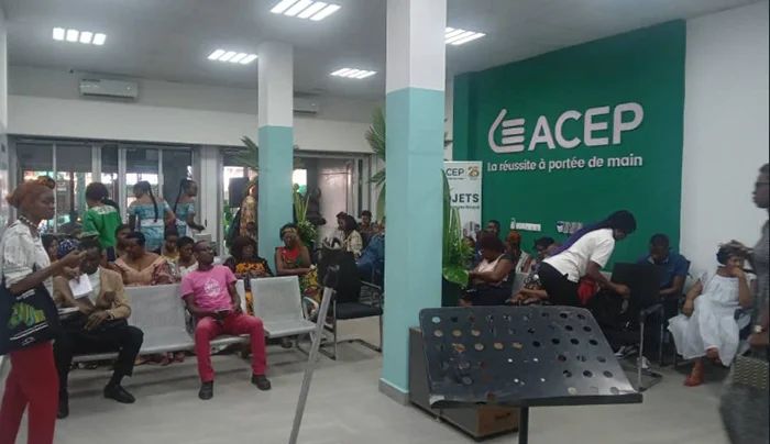 Salle d'accueil de l'agence ACEP Cameroun de Messassi